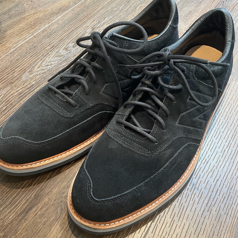 New balance men’s 1100- suede shoe. Black, Size 11